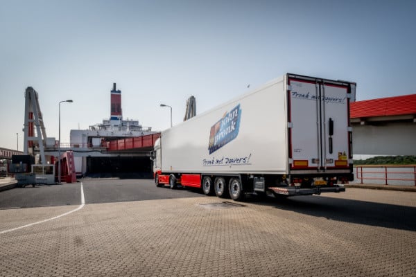 Vrachtauto van John Pronk Transport die de boot naar het VK oprijdt.