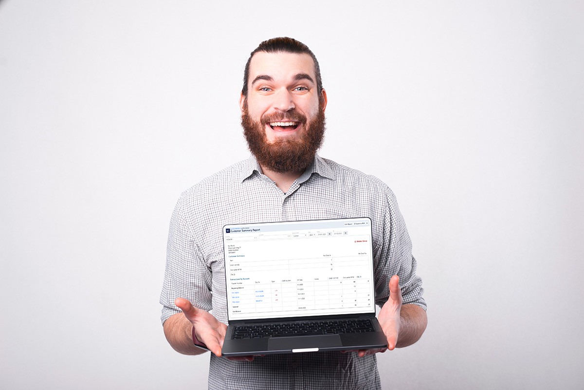 Smiling man showing the PackControl software on a laptop screen