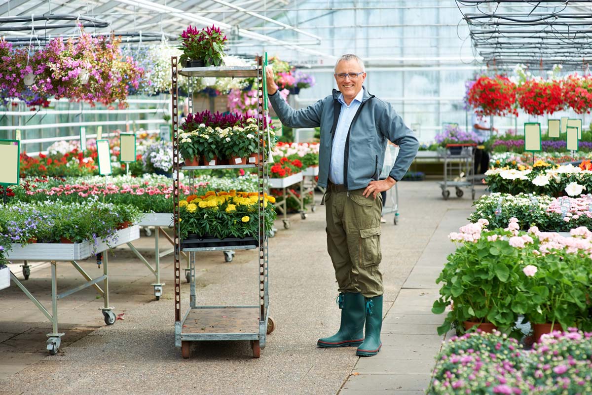 PackControl_man_plant_flower_Blog_1200px