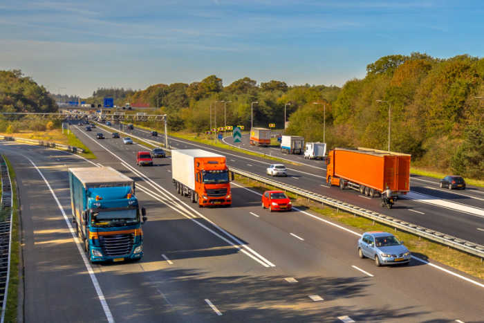 Vrachtwagens en auto's op een snelweg, bovenaanzicht